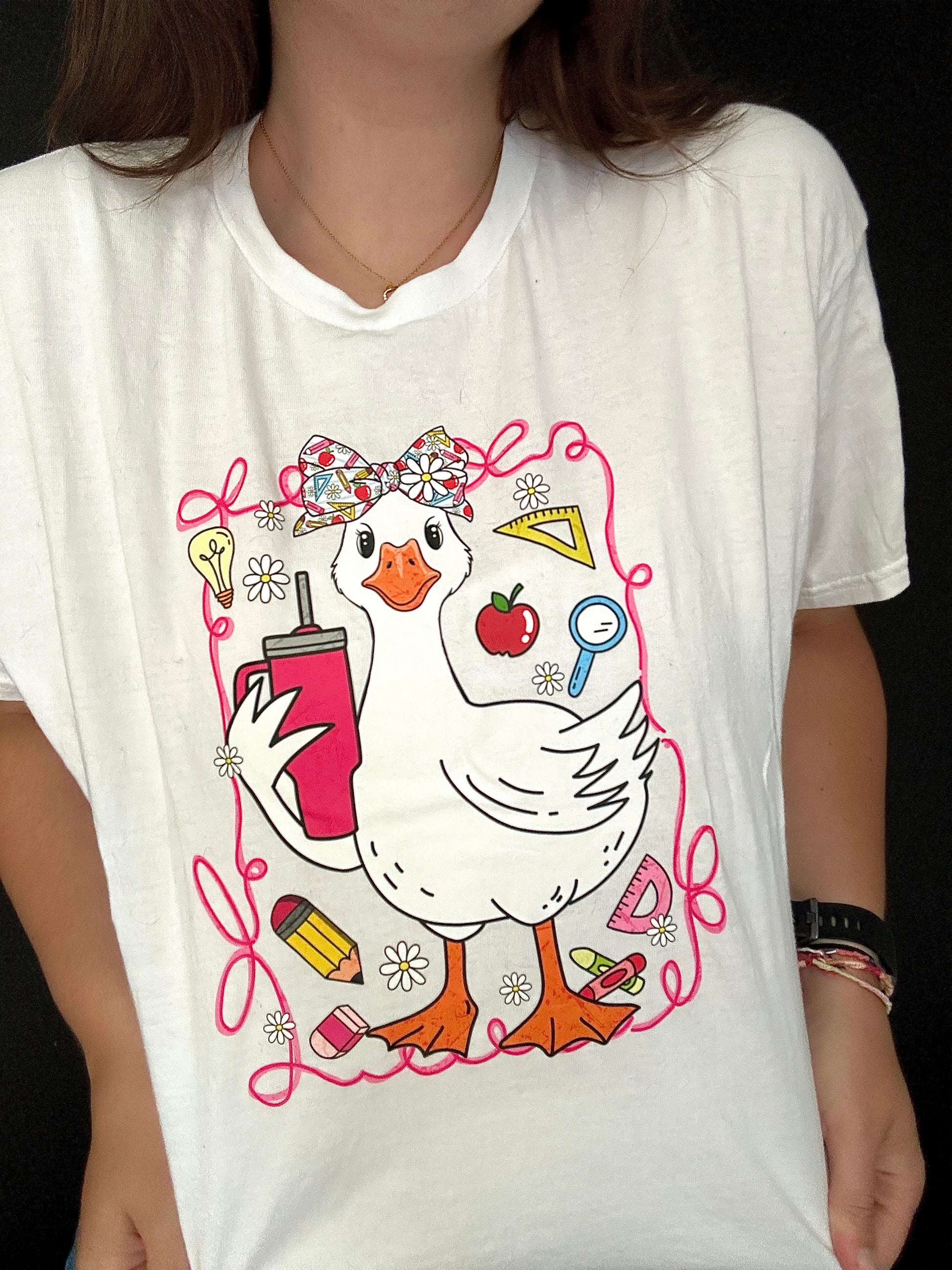 Une oie & ses objets - T-Shirt | PRÉ-COMMANDE