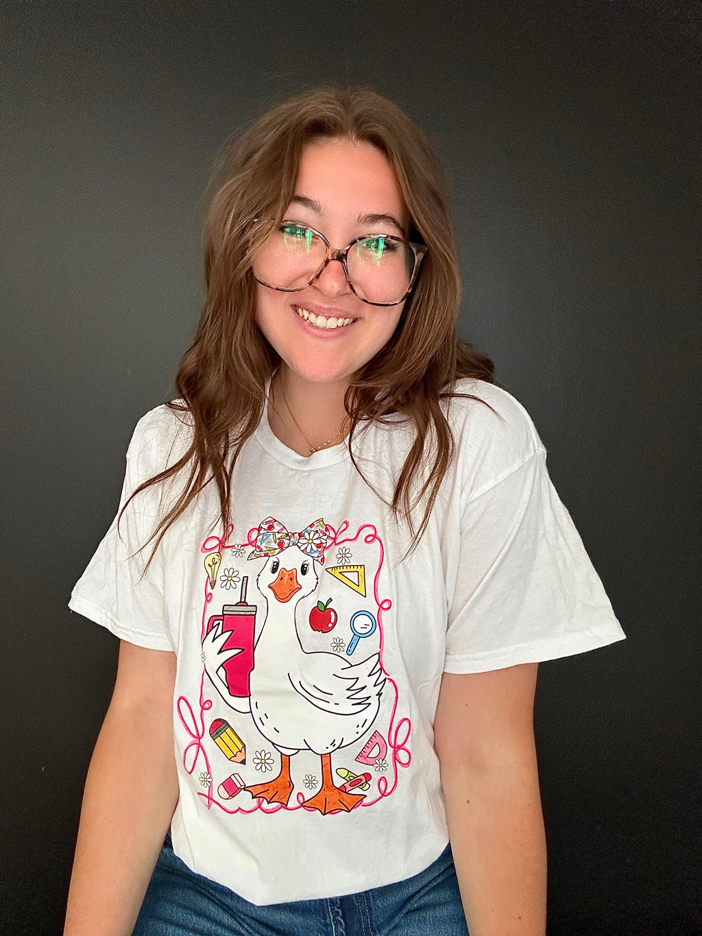 Une oie & ses objets - T-Shirt | PRÉ-COMMANDE