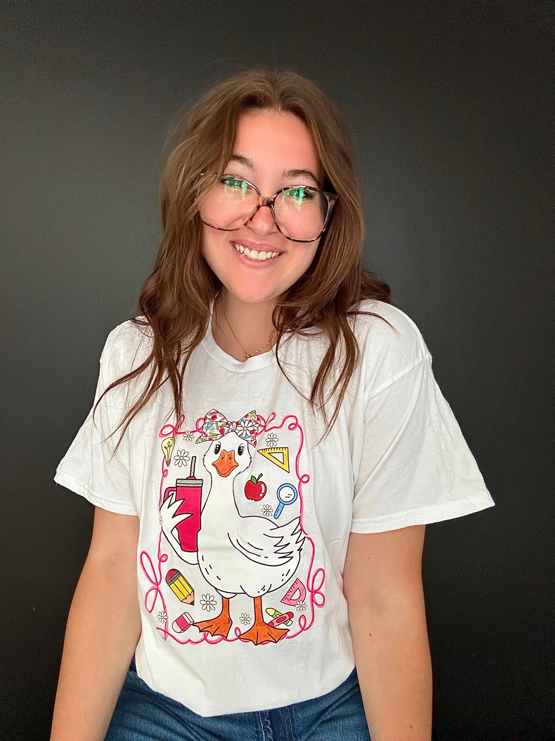 Une oie & ses objets - T-Shirt | PRÉ-COMMANDE