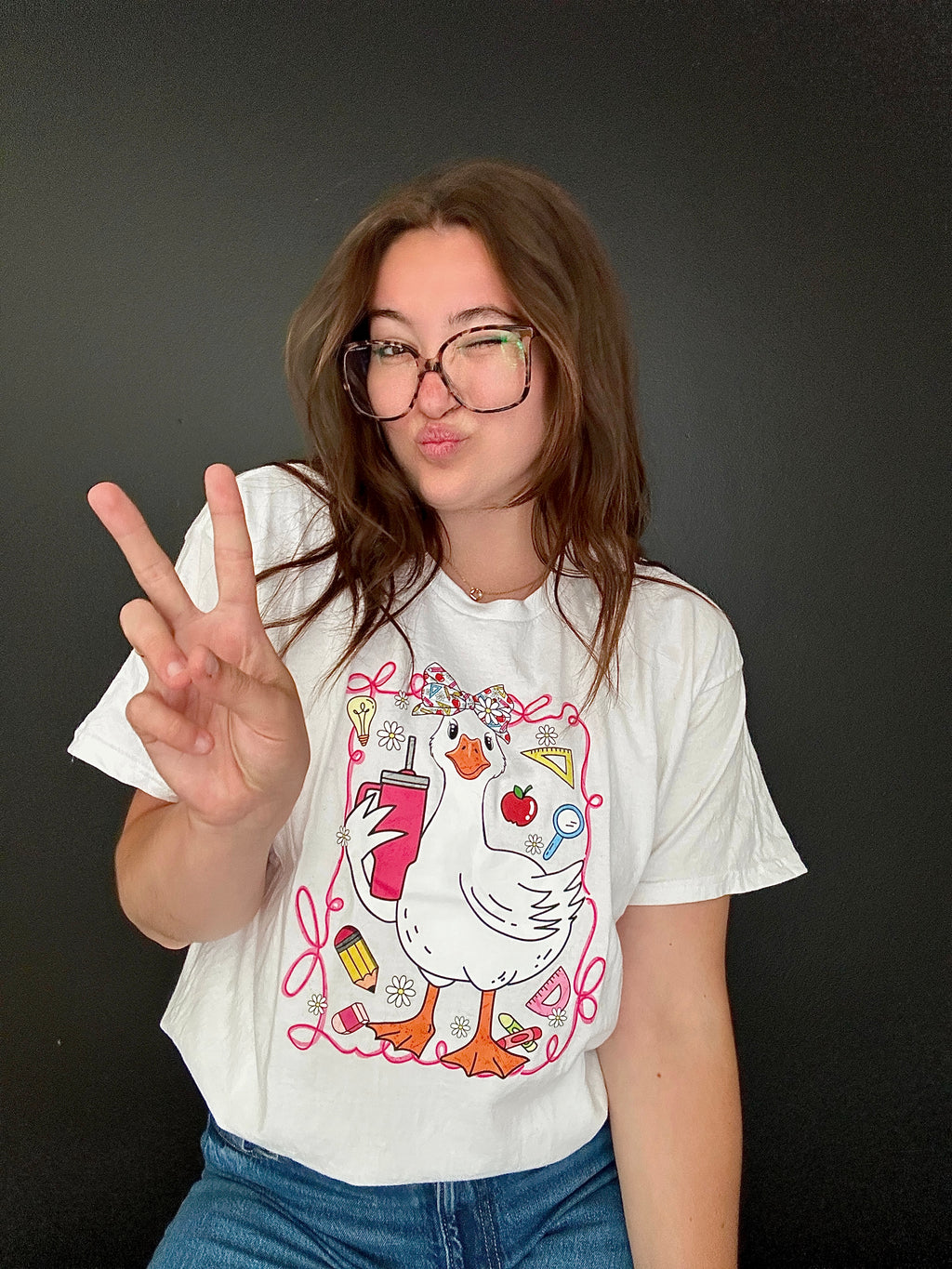 Une oie & ses objets - T-Shirt | PRÉ-COMMANDE