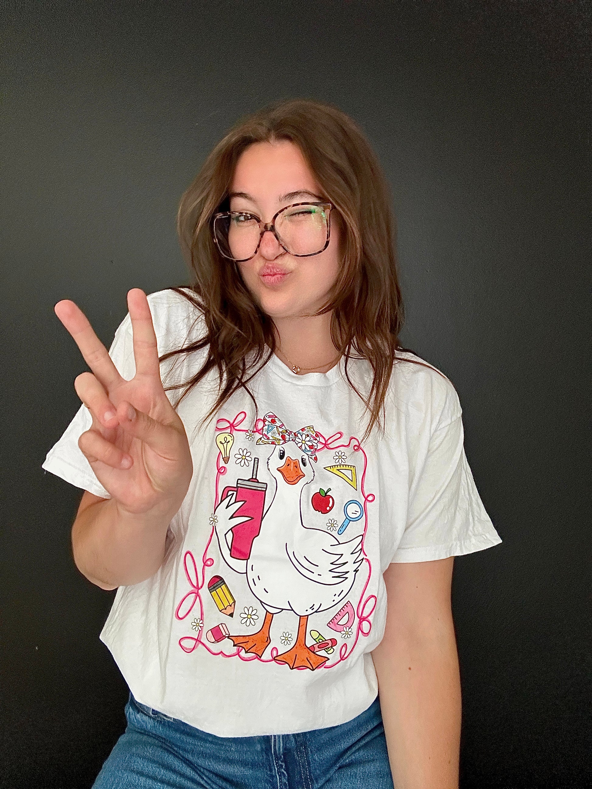 Une oie & ses objets - T-Shirt | PRÉ-COMMANDE